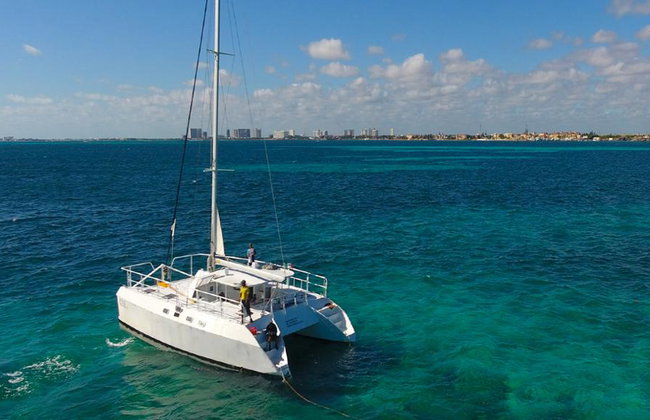 Tour de 2 días: Isla Mujeres en catamarán y nado con delfines + Crucero Columbus con cena romántica - Foto 1